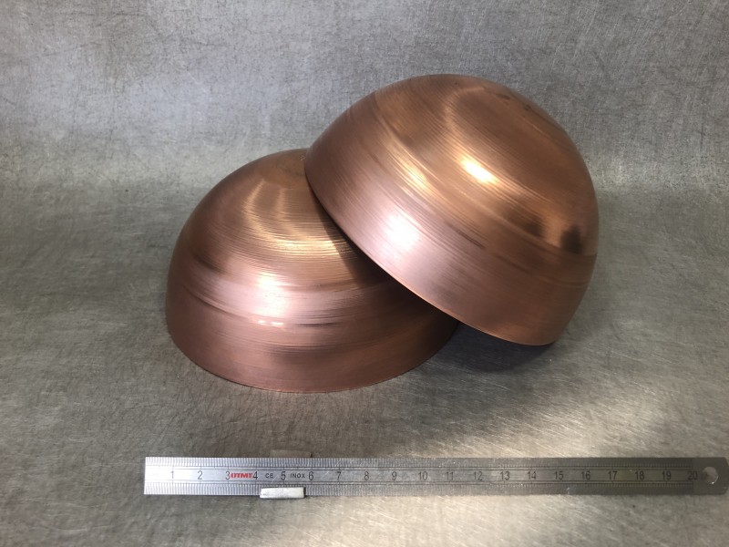 Demi sphères en cuivre réalisées en repoussage par METOLEX