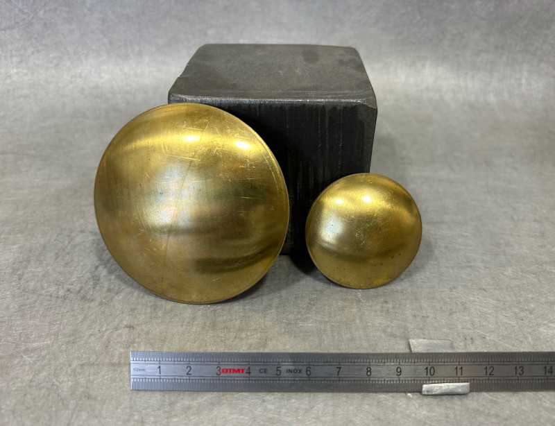 Photo de calottes en laiton embouties fabriquées à Lyon par METOLEX