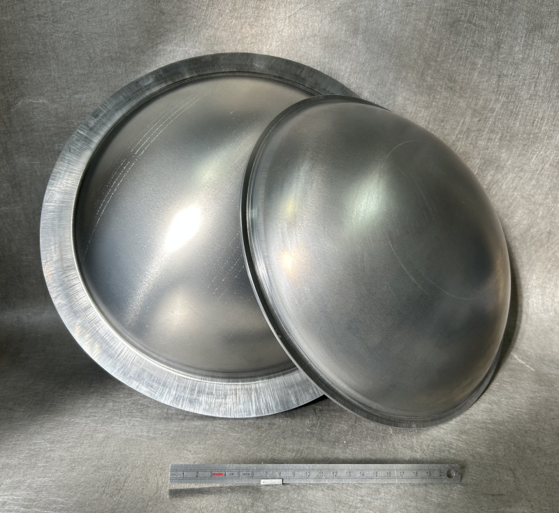 Calottes sphériques en aluminium 5754 avec collerette, fabriquées par emboutissage sur mesure. Pièces prêtes pour l’assemblage, réalisées par METOLEX, spécialiste des petites séries en formage de métaux