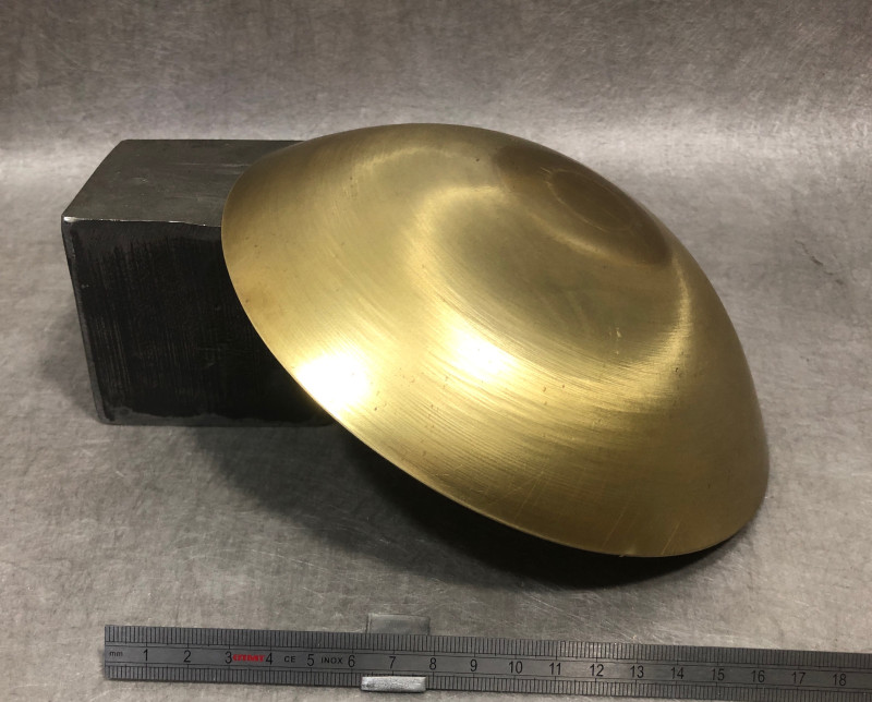 Vue d’une calotte en laiton obtenue par repoussage – fabrication petite série dans les ateliers METOLEX à Lyon