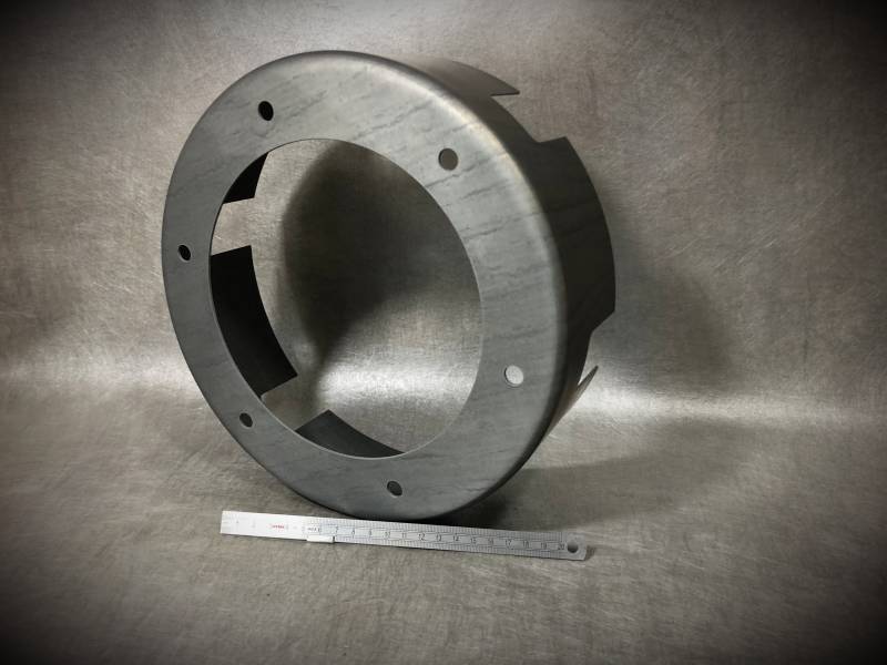 Capot repoussé découpé et anodisé en aluminium