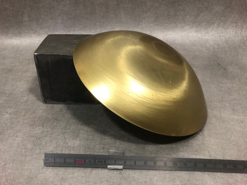 Calottes sphériques en laiton réalisées par repoussage dans les ateliers METOLEX à Lyon. Pièces métalliques destinées à un projet d’aménagement intérieur, illustrant le savoir-faire artisanal du repoussage du laiton