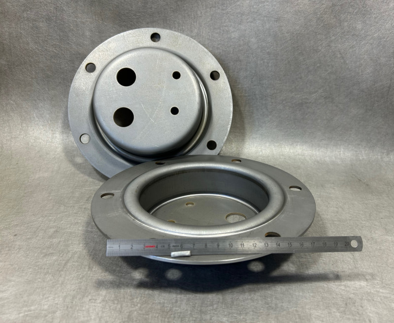 Capots de serrage emboutis et découpés en acier inoxydable, réalisés par METOLEX à Lyon – Fabrication en petites séries pour l’industrie